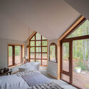 Refugio Hachi / Medio Arquitectura - Fotografía interior, Dormitorio, Ventanas, Madera, Fijación Vigas, Camas