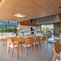 Casa litoral norte / Mayresse Arquitetura - Fotografía interior, Casas, Patio, Fijación Vigas, Mesas, Sillas