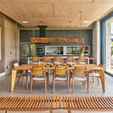 Casa litoral norte / Mayresse Arquitetura - Fotografía interior, Casas, Cocina, Fijación Vigas, Mesas, Sillas