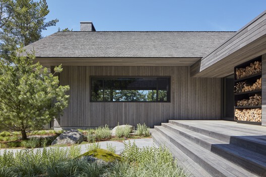 Muskoka Cottage / Akb Architects Muskoka Cottage / Akb Architects - Exterior Photography, Facade, Windows, Garden, Courtyard