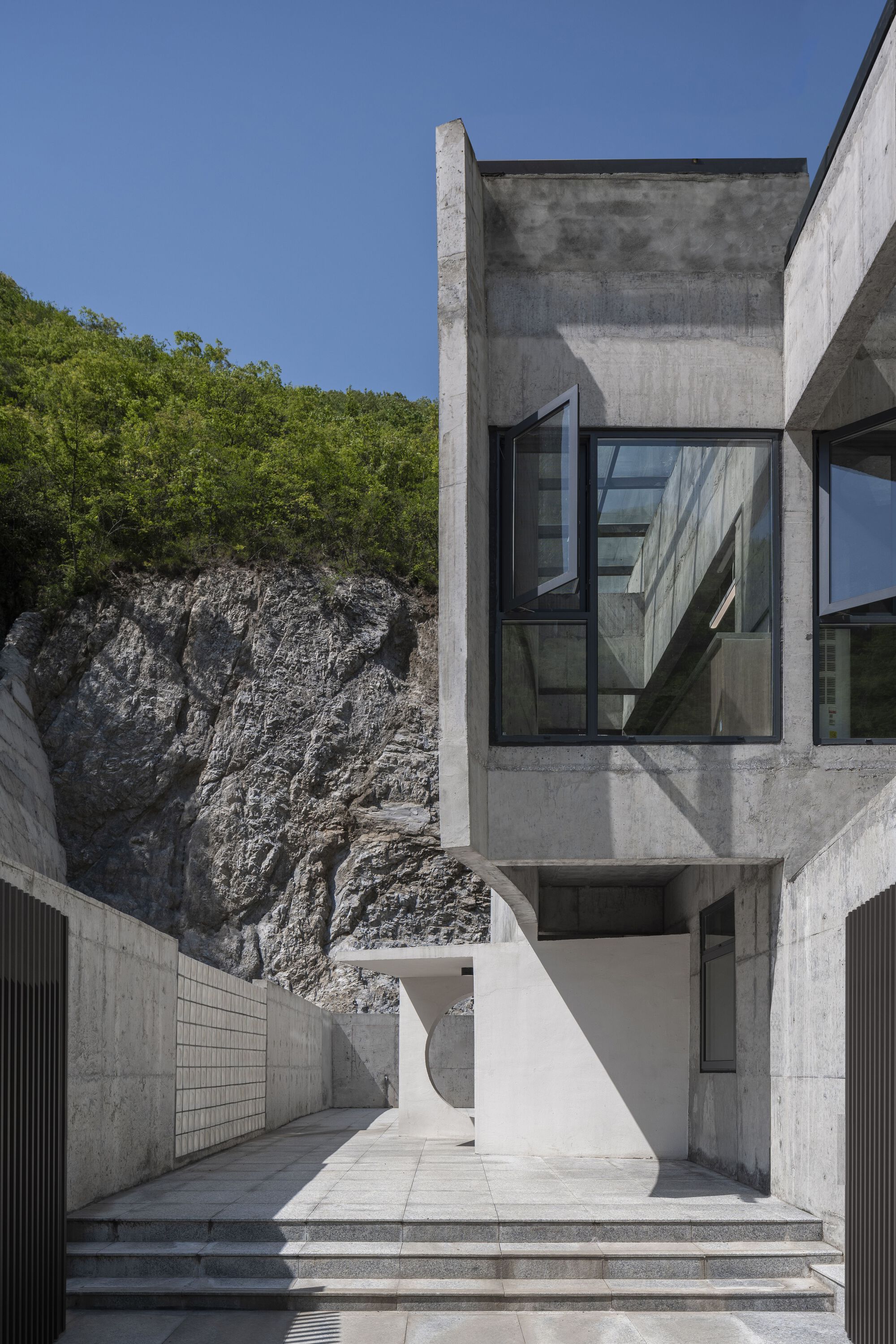 Gallery of Cliff House / LI WENXI Architects 19