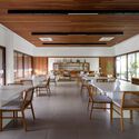 Sede Social do Alphaville Jundiaí  / DMDV arquitetos - Fotografia de Interiores, Hospitalidade E Entretenimento, Porta, Viga, Mesa, Cadeira