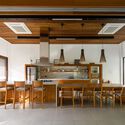 Sede Social do Alphaville Jundiaí  / DMDV arquitetos - Fotografia de Interiores, Hospitalidade E Entretenimento, Cozinha, Viga, Fachada, Mesa, Cadeira, Iluminação, Bancada