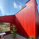 Red Flowing into Abstract White House / Atelier Tom Vanhee - Exterior Photography, Brick, Facade