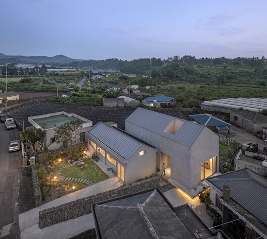 Aewol Craft Shop & House / O Architects - Exterior Photography, Cityscape, Windows