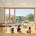 Escuela la Croze / rue royale architectes - Fotografía interior, Escuela Primaria, Puerta, Mesas, Sillas
