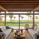 Casas brasileiras com "salas-varanda": quando o estar se estende do interior para o exterior - Image 2 of 4