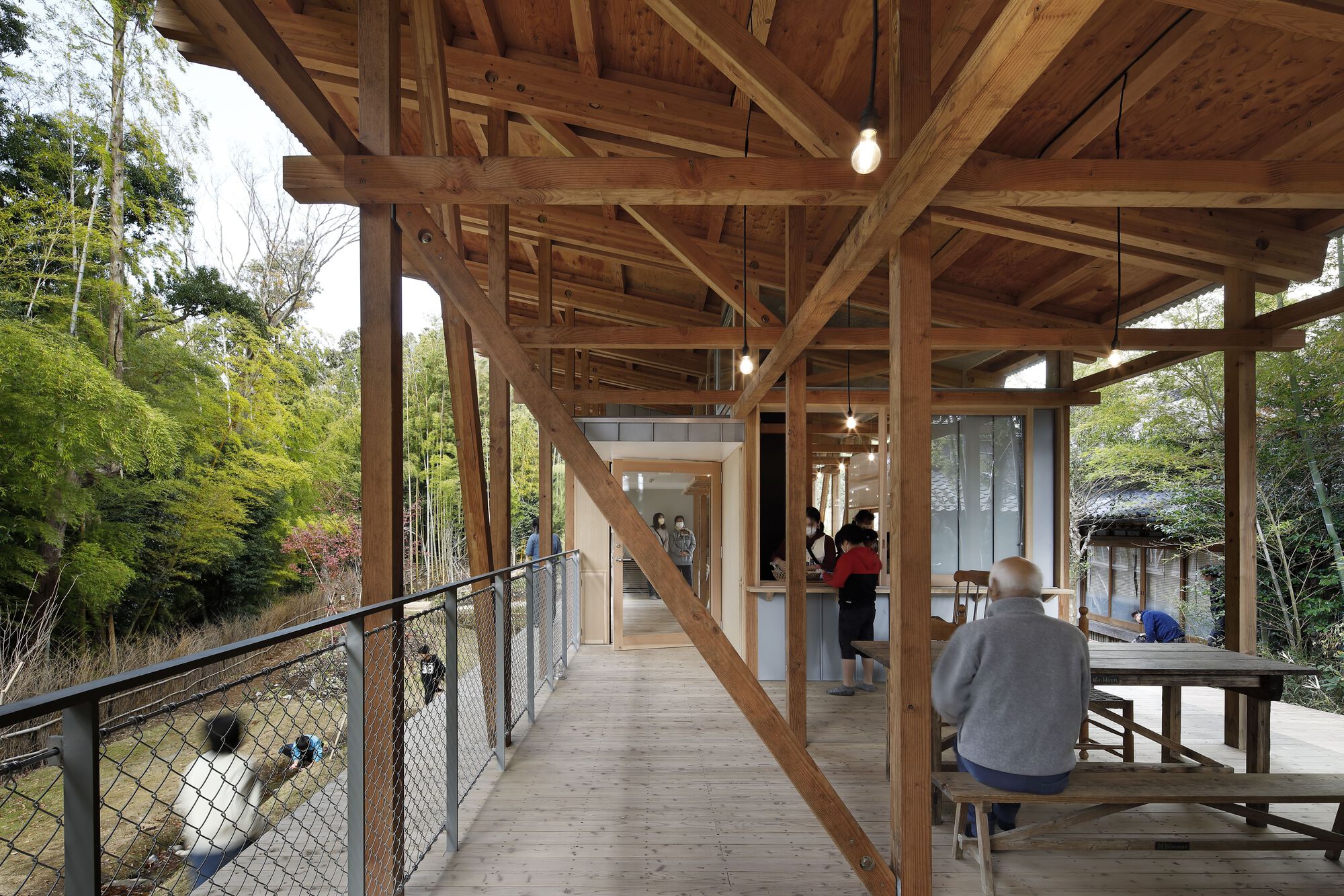 Galeria de Centro Dia "Casa Comprida com um Engawa" / Yamazaki Kentaro