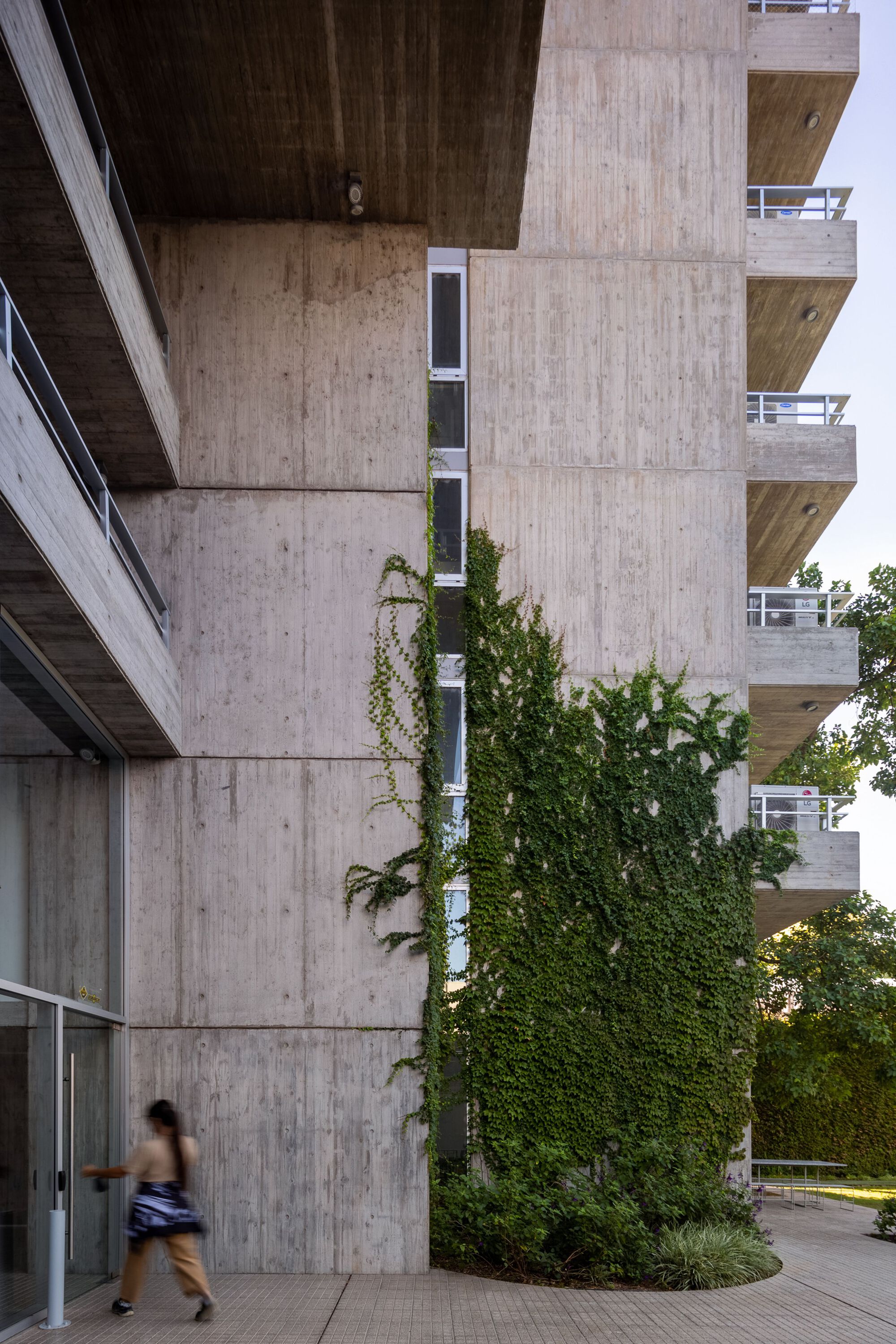 Gallery of Río Arriba Apartment Building / Estudio Pablo Gagliardo 3