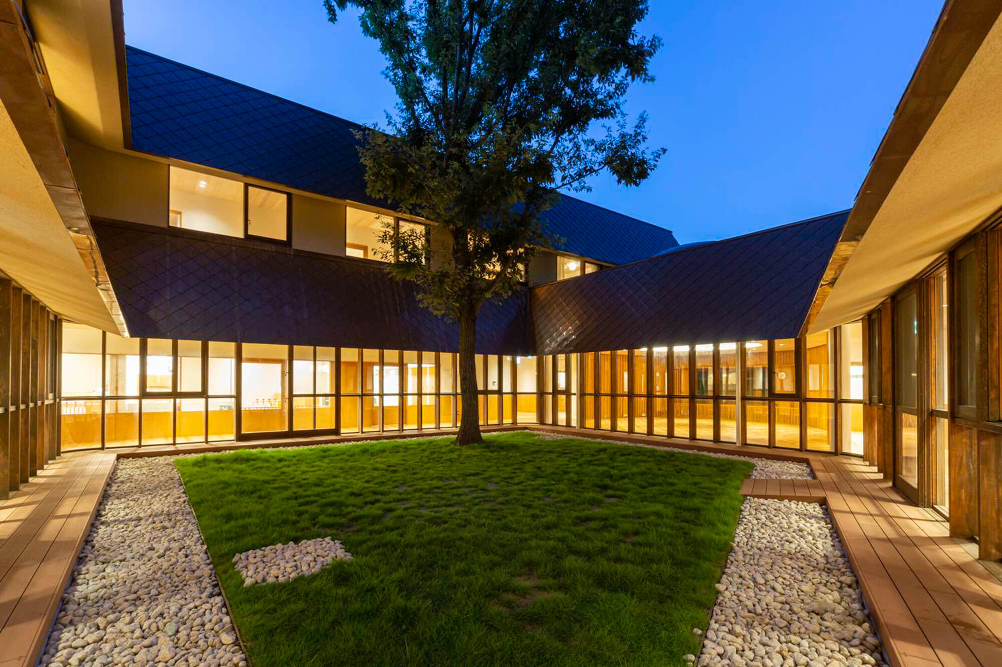 Galeria de Enfermaria SLP Centro Arc / HIBINOSEKKEI + FUKUSHIKEN - 19