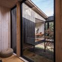 Refugio Helvetia / SAA Arquitectura + Territorio - Fotografía interior, Ventanas, Madera, Puerta, Fijación Vigas, Fachada, Terraza