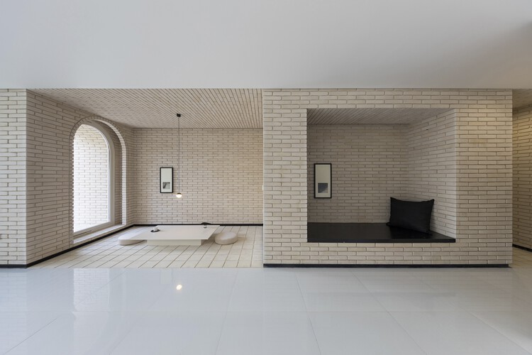 Escritório e loja White Trio House / White on White Studio - Mais Imagens