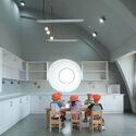 陌桑幼儿园新建工程 / 上海交通大学城镇空间文化与科学研究中心 - 室内图, 幼儿园, 厨房, 拱, 桌子, 椅子, 灯, 台面, 板凳