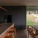 Casa Terra Alarine / Zarine Jamshedji Architects - Fotografia de Interiores, Residencial, Viga, Mesa, Cadeira, Bancada