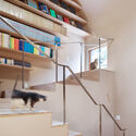Una casa en el árbol para gatos / Tan Yamanouchi & AWGL - Fotografía interior, Casas, Escaleras, Barandas