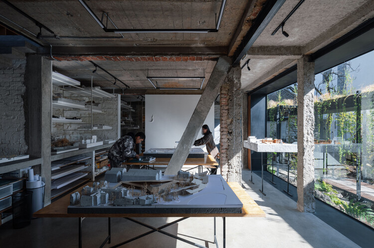 Ruins Cave Garden / ArCONNECT Architects - Interior Photography, Kitchen, Beam