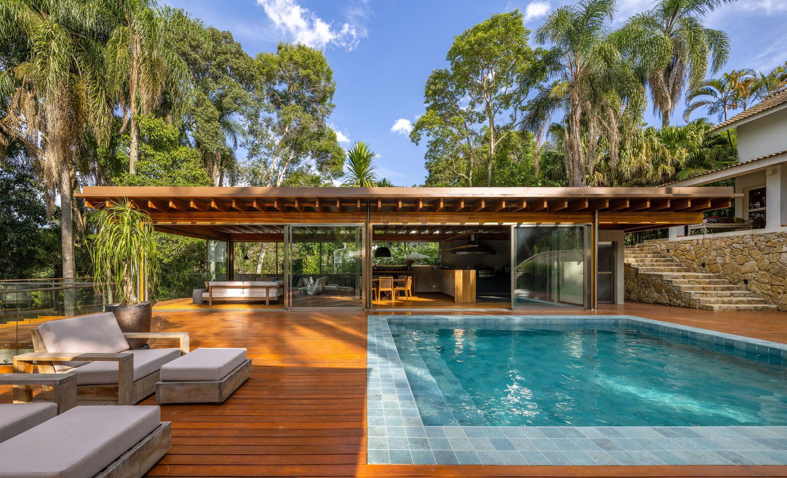 Galeria de Casas brasileiras: 15 residências com deck de madeira - 14