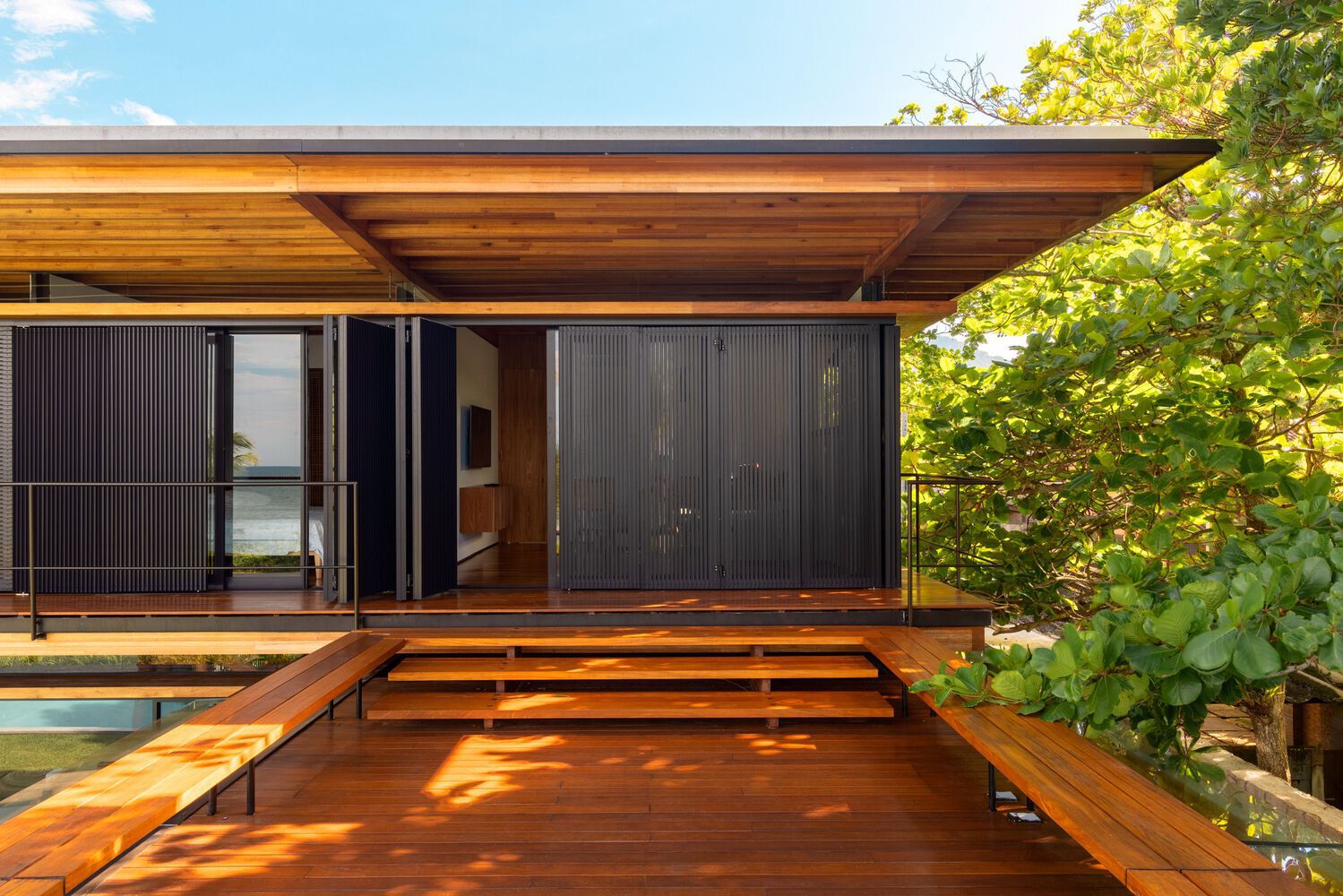 Galeria de Casas brasileiras: 15 residências com deck de madeira - 16