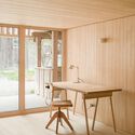 The Hinterhaus Restoration / Simon Moosbrugger Architekt - Fotografía interior, Residencial, Puerta, Fijación Vigas, Mesas, Sillas