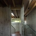 Toguchi 之家 / Sakai Architects - 室内图, 独立住宅, 楼梯, 梁, 扶手, 表皮