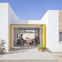 Casa para una familia de felinos y caninos / AFAB - Fotografía exterior, Sustentabilidad, Fachada, Sillas