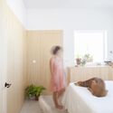 Casa para una familia de felinos y caninos / AFAB - Fotografía interior, Sustentabilidad, Dormitorio, Puerta, Mesas, Camas