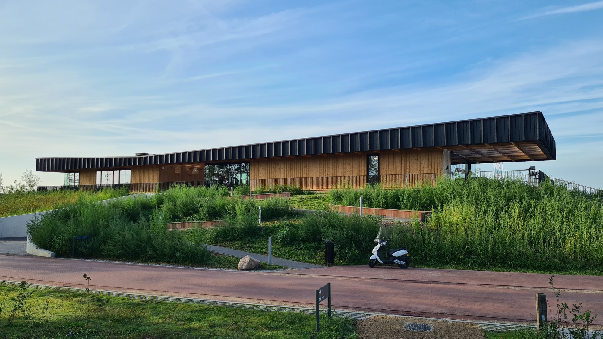 Galer a De Edif cio MFA Lakeside Brielle 2by4 architects 6 t-v-sriananthan-youtube