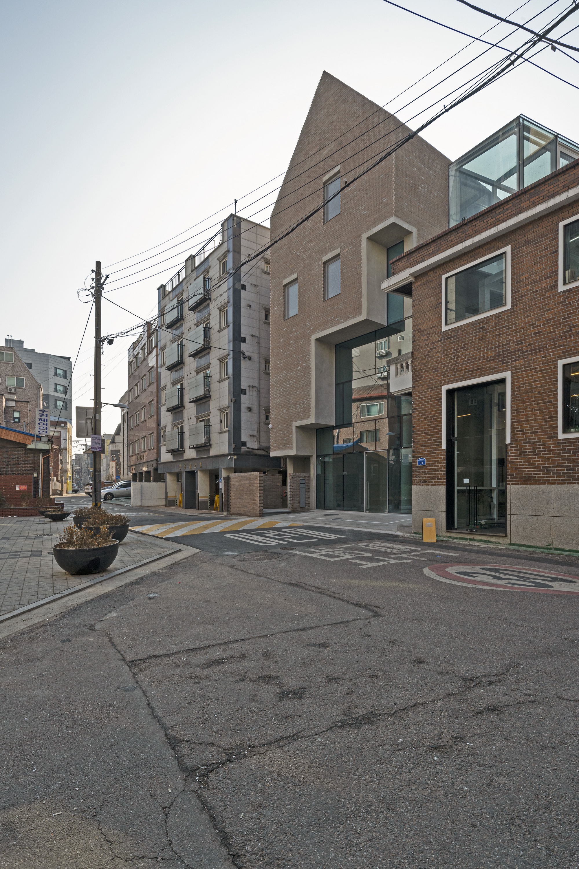 Gallery of Dots 2 Commercial Building and House / JYA-RCHITECTS - 7