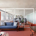 Escritório CoDA Sede Morro Vermelho / CODA Arquitetura - Fotografia de Interiores, Sala de Estar, Mesa, Sofá, Prateleira, Janela