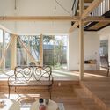 Casa que rodea el patio / Studio Velocity - Fotografía interior, Casas, Terraza, Fijación Vigas, Fachada, Balcón, Sillas