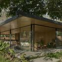 Casa pequeña en San Ber / Equipo de Arquitectura - Fotografía exterior, Decoración Y Ornamento, Jardín, Puerta, Fachada, Bosque