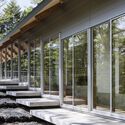 Residências em Karuizawa / Takahiro Endo Architects Office - Fotografia de Interiores, Casas, Jardim, Porta, Escada, Fachada, Viga, Pilar