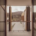 加拉尔达住宅项目 / Nazareth Gutierrez Franco + Rodrigo Nuñez Arquitectos - 室内图, 历史保护, 表皮, 围栏, 门, 扶手, 阳台