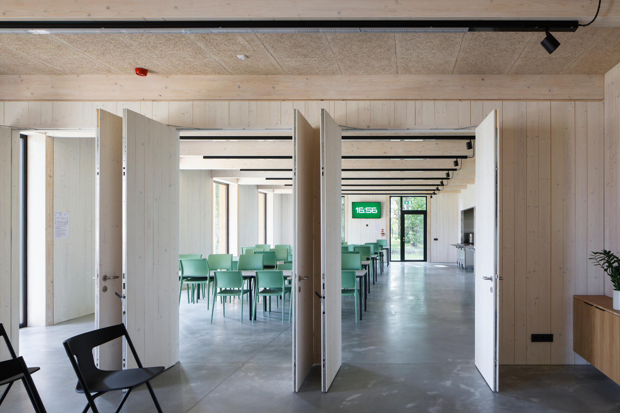 Galería de Edificio de oficinas de madera AVOTI en Lizums / MADE ...