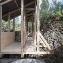 Intervención en una ruina de piedra / CESUGA School of Architecture + Erazo Pugliese - Fotografía exterior, Paisaje Y Arquitectura, Fijación Vigas, Bosque