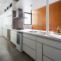 Apartamento no Paulicéia / Vereda Arquitetos - Fotografia de Interiores, Cozinha, Bancada, Pia, Janela
