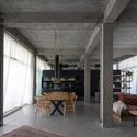 Casa con columnas / Iñaki Harosteguy - Fotografía interior, Casas, Fijación Vigas, Mesas