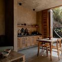 Casitas en La Extraviada / em-estudio - Fotografía interior, Casas, Cocina, Fijación Vigas, Mesas