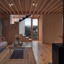 Casa Lagunita / Croxatto y Opazo Arquitectos - Fotografía interior, Sala de estar, Sillones, Ventanas, Fijación Vigas