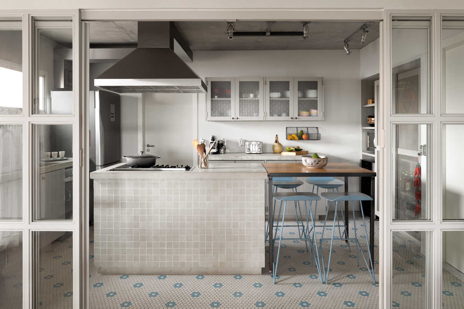 Gallery of Not Every Kitchen Needs to Be Integrated: Advantages of ...