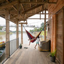 La Balsanera - Casa Flotante Productiva / Natura Futura + Juan Carlos Bamba - Fotografía interior, Vivienda Colectiva, Terraza, Cierros, Barandas