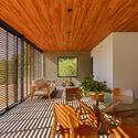 Casa das Rosas / Renan Mendes Arquitetura - Fotografía interior, Casas, Terraza, Fijación Vigas, Fachada, Sillas, Mesas