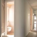 Reforma casa M48 / SUAV - Fotografía interior, Casas, Baño, Puerta, Pilares, Fachada, Inodoros