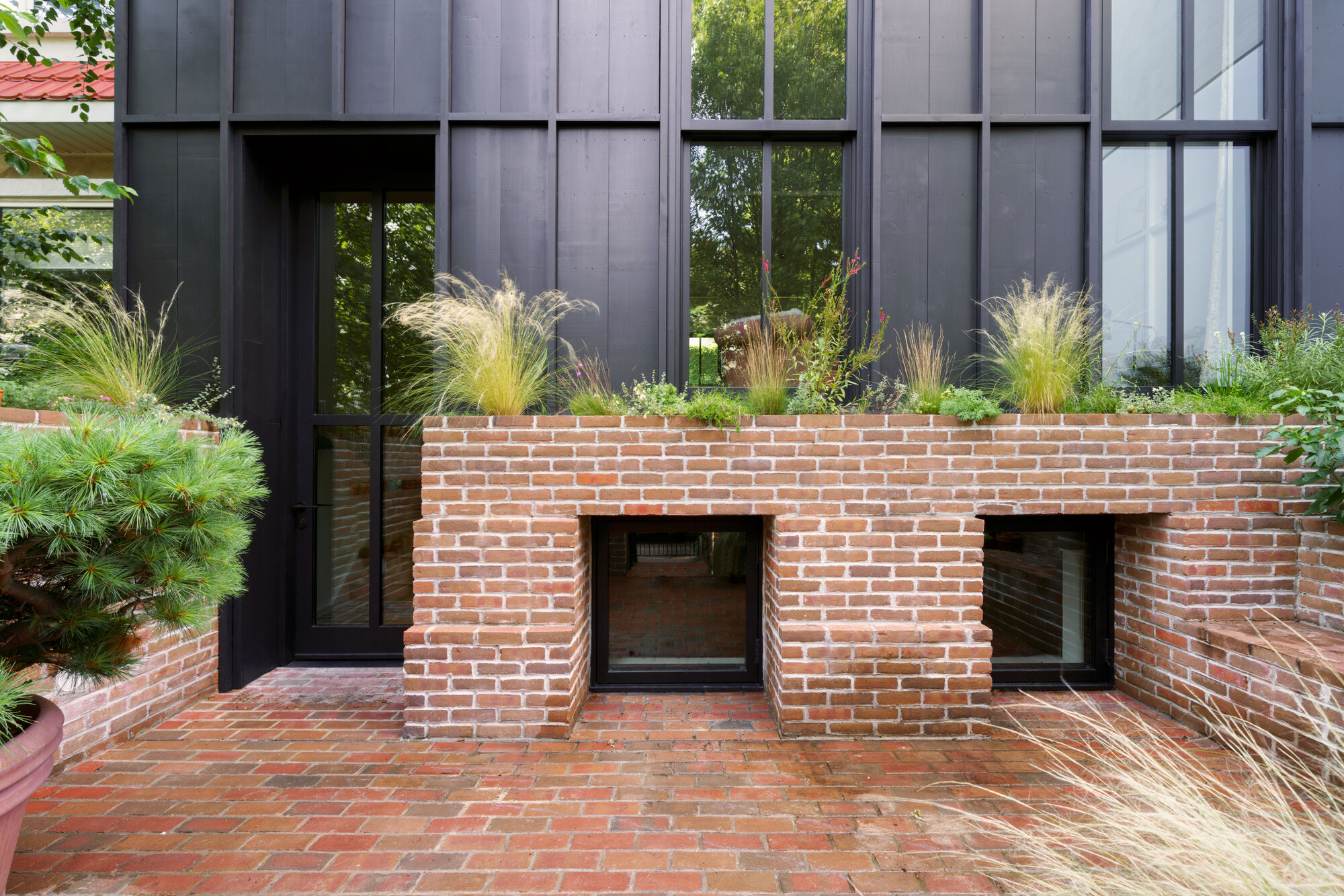 Gallery of Stick House, Brick Garden / Abruzzo Bodziak Architects 4