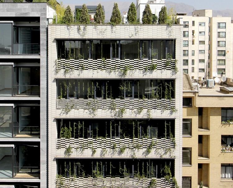 SARVESTAN Apartments / KARABON - More Images