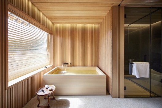 The HANOK Heritage House / Listen Communication - Interior Photography, Bathroom, Bathtub, Windows