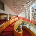 Teatro Wybrzeże em Gdańsk / WAPA Warsztat Architektury Pracownia Autorska - Fotografia de Interiores, Escada, Viga, Corrimão