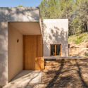 Casa en bosque de pinos / AT architectes - Fotografía exterior, Casas, Puerta, Fachada