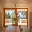 Casa en bosque de pinos / AT architectes - Fotografía interior, Casas, Puerta, Fijación Vigas, Fachada, Sillas, Mesas