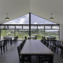 Casa de Acogida y Comedor Comunitario / Side FX Arquitectura - Fotografía interior, Centro Comunitario, Mesas, Sillas, Iluminación